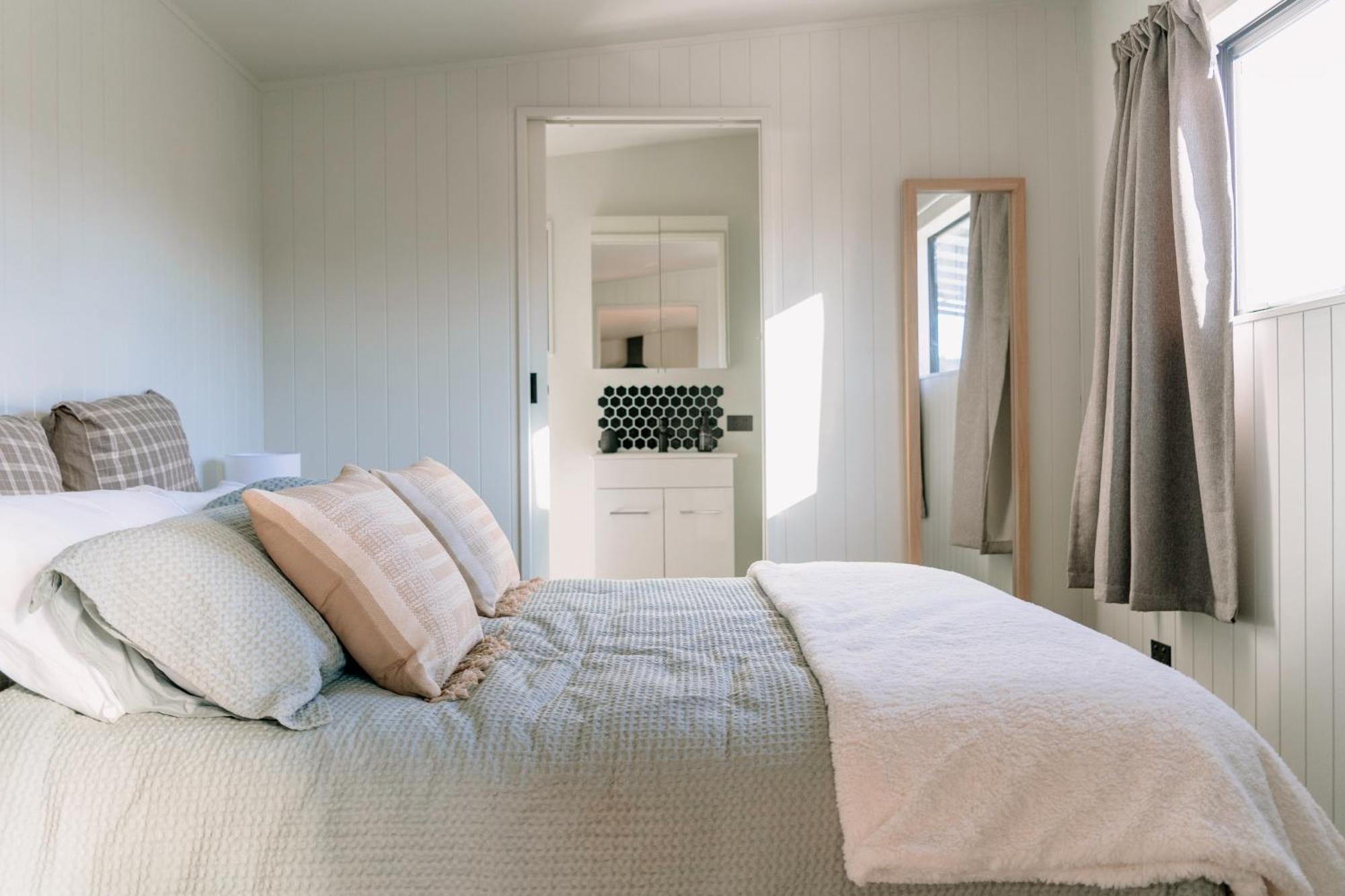 Mountain Cabin - Central, Cosy And Cute With Views Wanaka Luaran gambar