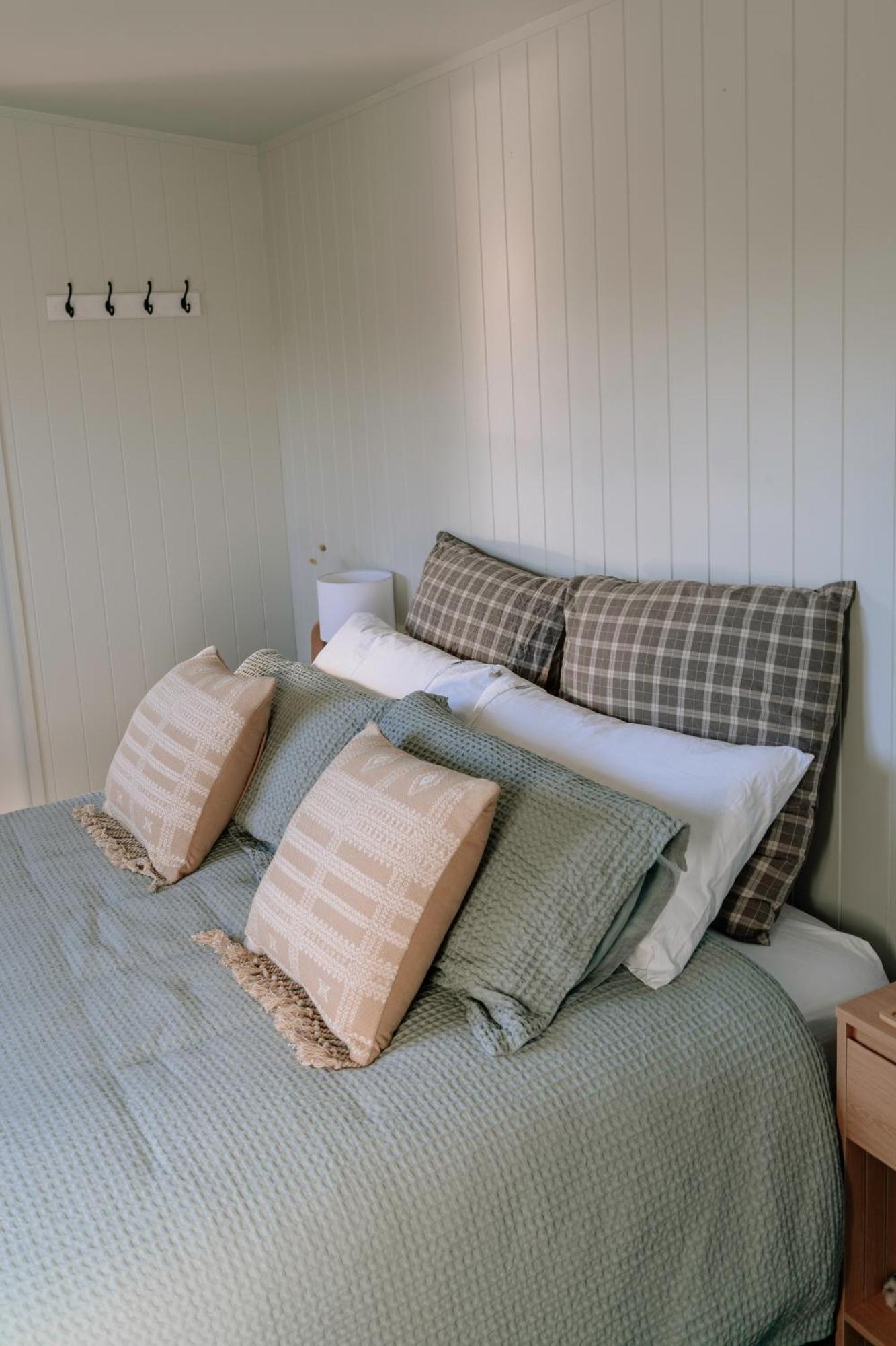 Mountain Cabin - Central, Cosy And Cute With Views Wanaka Luaran gambar